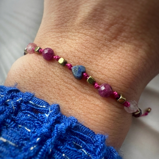 ✧ KOD MIŁOŚCI I PASJI ✧ Bransoletka serca, odwagi i magnetyzmu (lapis lazuli · rubin · kwarc truskawkowy · granat · apatyt · kwarc różowy · karneol)