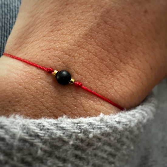 Bransoletka ochronna z czarnym turmalinem na czerwonej nici
