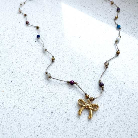 Naszyjnik z kokardką – rubin, kwarc różowy, apatyt, kamień księżycowy, kamień słoneczny i lapis lazuli