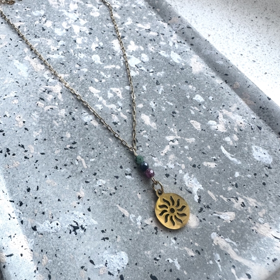 Naszyjnik ze słońcem – rubin, szafir i szmaragd