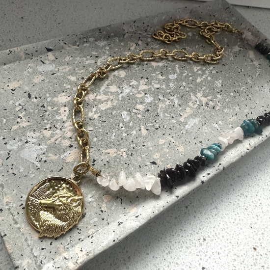 Naszyjnik Dzikość Serca – Wilk, Apatyty, Kwarc Różowy, Granat